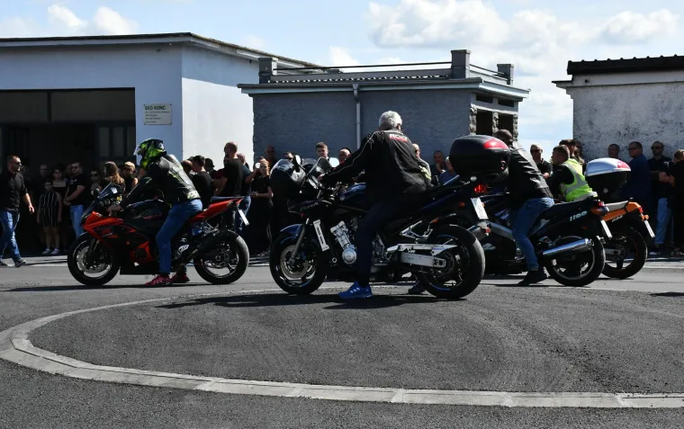 Stotine ljudi na posljednjem ispraćaju Davora Andročeca, kandidata &lsquo;Večere za 5&lsquo; i showa &lsquo;Superpar&lsquo;. Stigli brojni bajkeri