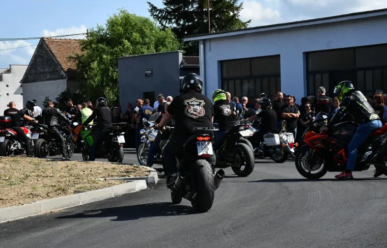 Stotine ljudi na posljednjem ispraćaju Davora Andročeca, kandidata &lsquo;Večere za 5&lsquo; i showa &lsquo;Superpar&lsquo;. Stigli brojni bajkeri