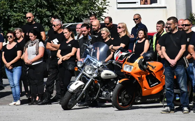 Stotine ljudi na posljednjem ispraćaju Davora Andročeca, kandidata &lsquo;Večere za 5&lsquo; i showa &lsquo;Superpar&lsquo;. Stigli brojni bajkeri