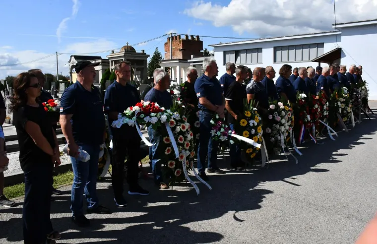 Stotine ljudi na posljednjem ispraćaju Davora Andročeca, kandidata &lsquo;Večere za 5&lsquo; i showa &lsquo;Superpar&lsquo;. Stigli brojni bajkeri