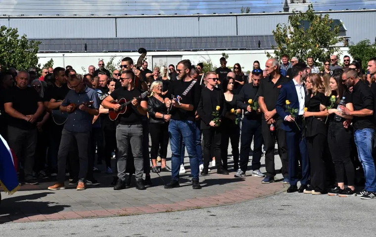 Stotine ljudi na posljednjem ispraćaju Davora Andročeca, kandidata &lsquo;Večere za 5&lsquo; i showa &lsquo;Superpar&lsquo;. Stigli brojni bajkeri