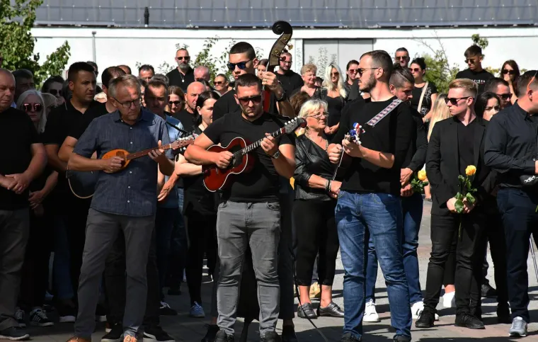 Stotine ljudi na posljednjem ispraćaju Davora Andročeca, kandidata &lsquo;Večere za 5&lsquo; i showa &lsquo;Superpar&lsquo;. Stigli brojni bajkeri