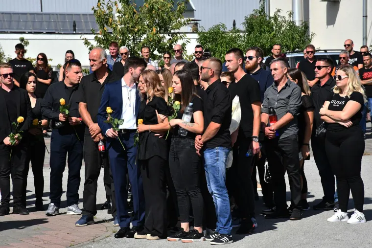 Stotine ljudi na posljednjem ispraćaju Davora Andročeca, kandidata &lsquo;Večere za 5&lsquo; i showa &lsquo;Superpar&lsquo;. Stigli brojni bajkeri