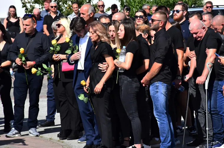 Stotine ljudi na posljednjem ispraćaju Davora Andročeca, kandidata &lsquo;Večere za 5&lsquo; i showa &lsquo;Superpar&lsquo;. Stigli brojni bajkeri