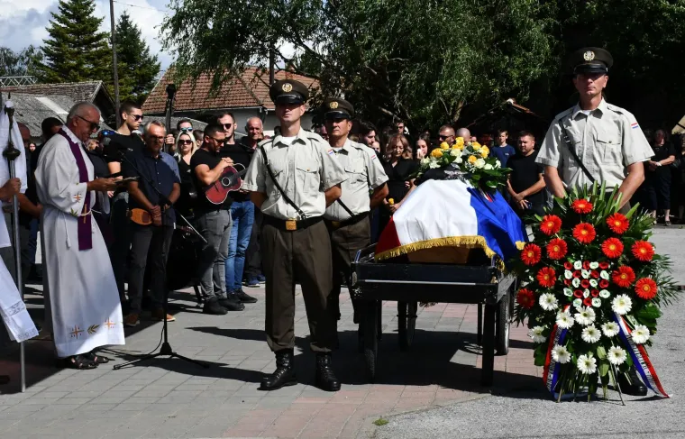 Stotine ljudi na posljednjem ispraćaju Davora Andročeca, kandidata &lsquo;Večere za 5&lsquo; i showa &lsquo;Superpar&lsquo;. Stigli brojni bajkeri