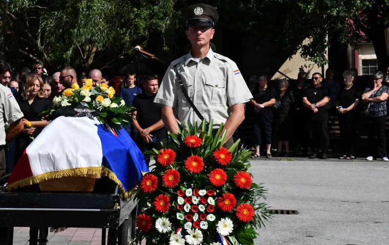 Stotine ljudi na posljednjem ispraćaju Davora Andročeca, kandidata &lsquo;Večere za 5&lsquo; i showa &lsquo;Superpar&lsquo;. Stigli brojni bajkeri