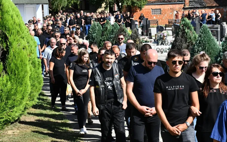 Stotine ljudi na posljednjem ispraćaju Davora Andročeca, kandidata &lsquo;Večere za 5&lsquo; i showa &lsquo;Superpar&lsquo;. Stigli brojni bajkeri