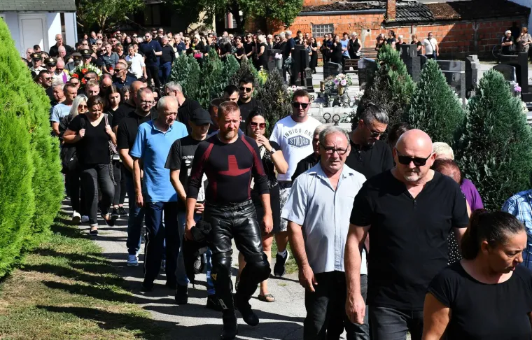 Stotine ljudi na posljednjem ispraćaju Davora Andročeca, kandidata &lsquo;Večere za 5&lsquo; i showa &lsquo;Superpar&lsquo;. Stigli brojni bajkeri