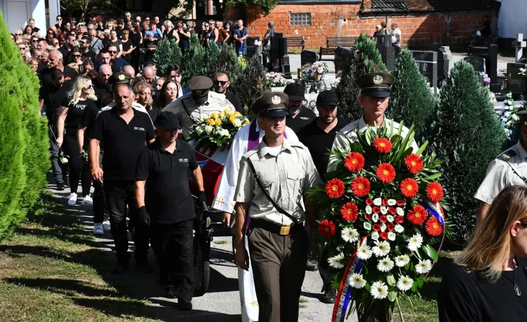 Stotine ljudi na posljednjem ispraćaju Davora Andročeca, kandidata &lsquo;Večere za 5&lsquo; i showa &lsquo;Superpar&lsquo;. Stigli brojni bajkeri