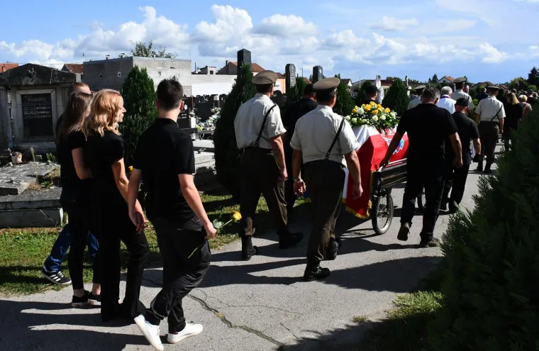 Stotine ljudi na posljednjem ispraćaju Davora Andročeca, kandidata &lsquo;Večere za 5&lsquo; i showa &lsquo;Superpar&lsquo;. Stigli brojni bajkeri