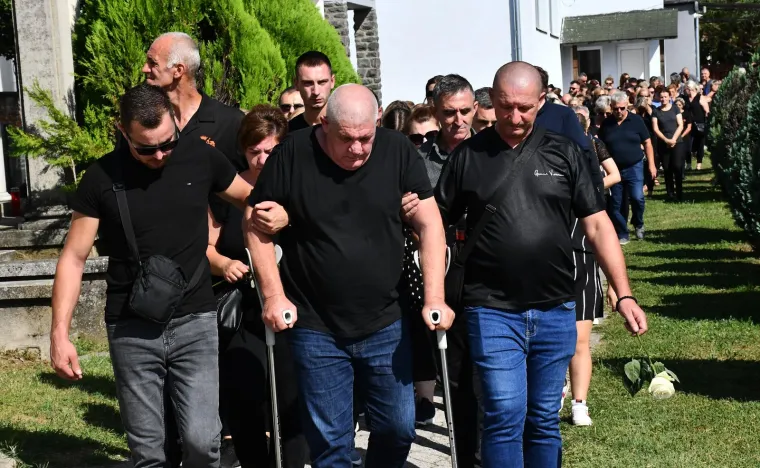 Stotine ljudi na posljednjem ispraćaju Davora Andročeca, kandidata &lsquo;Večere za 5&lsquo; i showa &lsquo;Superpar&lsquo;. Stigli brojni bajkeri