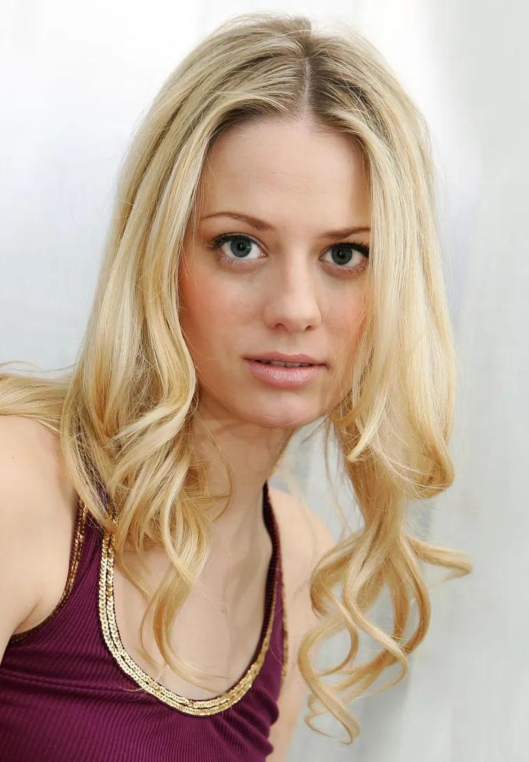 Put Jelene Veljače u svijetu televizije započeo je ulogama u domaćim sapunicama, a vrlo brzo postala je jedno od najprepoznatljivijih lica s malih ekrana. 