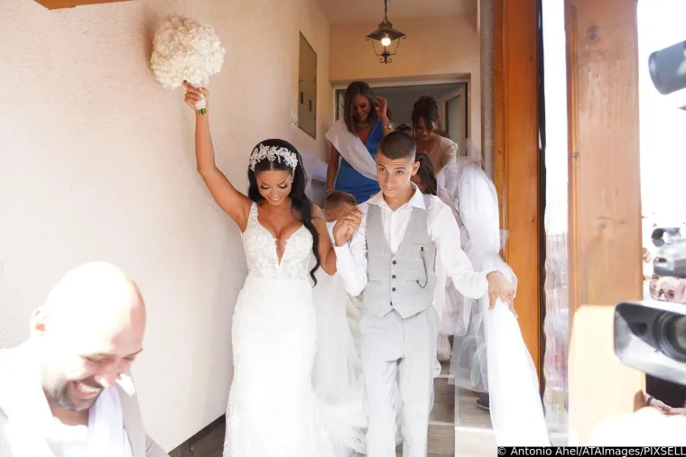 Cure detalji sa svadbe Darka Lazića: Vozili se u 'pili' vrijednoj milijun eura, rezali tortu na sedam katova, a do&scaron;ao im je i Petar Gra&scaron;o