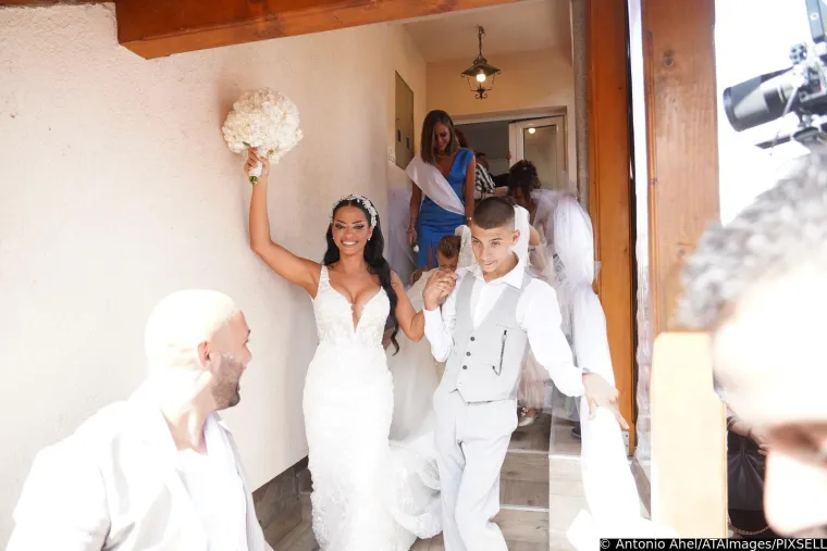 Cure detalji sa svadbe Darka Lazića: Vozili se u 'pili' vrijednoj milijun eura, rezali tortu na sedam katova, a do&scaron;ao im je i Petar Gra&scaron;o