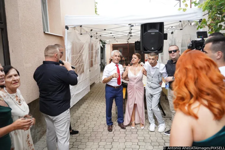 Cure detalji sa svadbe Darka Lazića: Vozili se u 'pili' vrijednoj milijun eura, rezali tortu na sedam katova, a do&scaron;ao im je i Petar Gra&scaron;o