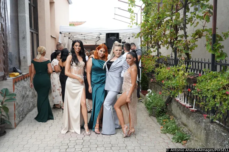 Cure detalji sa svadbe Darka Lazića: Vozili se u 'pili' vrijednoj milijun eura, rezali tortu na sedam katova, a do&scaron;ao im je i Petar Gra&scaron;o