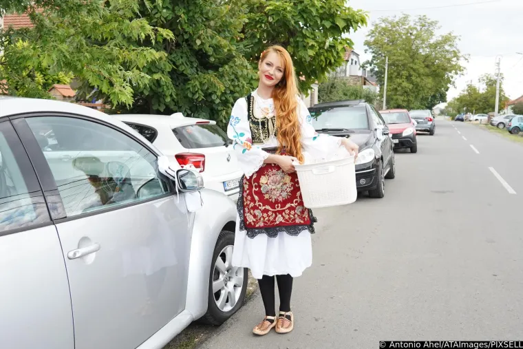 Cure detalji sa svadbe Darka Lazića: Vozili se u 'pili' vrijednoj milijun eura, rezali tortu na sedam katova, a do&scaron;ao im je i Petar Gra&scaron;o