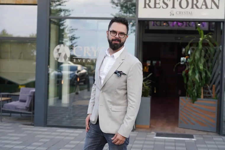 Cure detalji sa svadbe Darka Lazića: Vozili se u 'pili' vrijednoj milijun eura, rezali tortu na sedam katova, a do&scaron;ao im je i Petar Gra&scaron;o