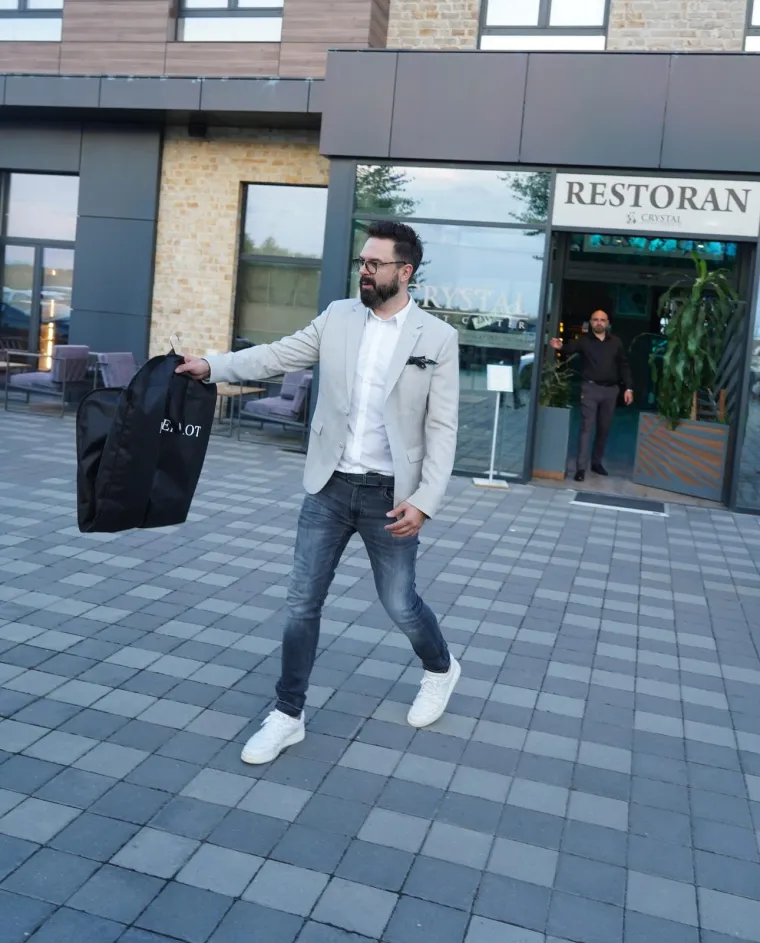 Cure detalji sa svadbe Darka Lazića: Vozili se u 'pili' vrijednoj milijun eura, rezali tortu na sedam katova, a do&scaron;ao im je i Petar Gra&scaron;o