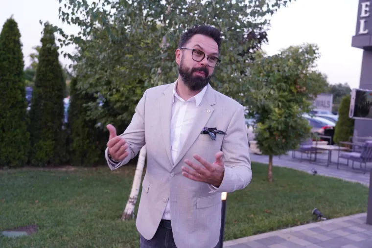 Cure detalji sa svadbe Darka Lazića: Vozili se u 'pili' vrijednoj milijun eura, rezali tortu na sedam katova, a do&scaron;ao im je i Petar Gra&scaron;o