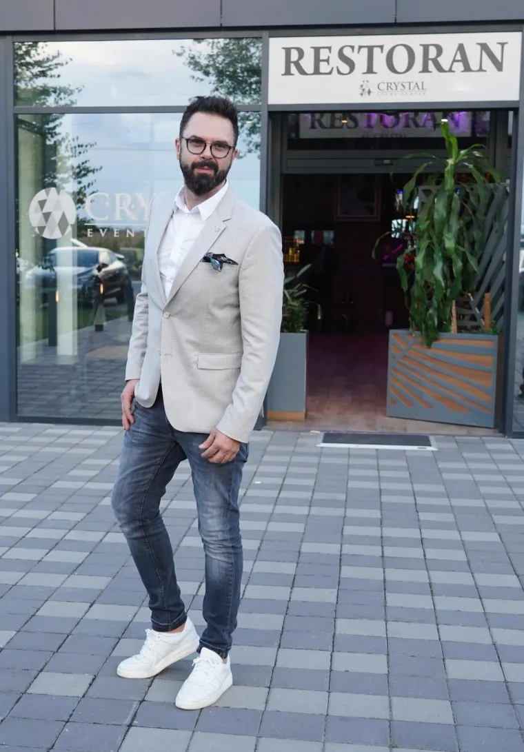 Cure detalji sa svadbe Darka Lazića: Vozili se u 'pili' vrijednoj milijun eura, rezali tortu na sedam katova, a do&scaron;ao im je i Petar Gra&scaron;o