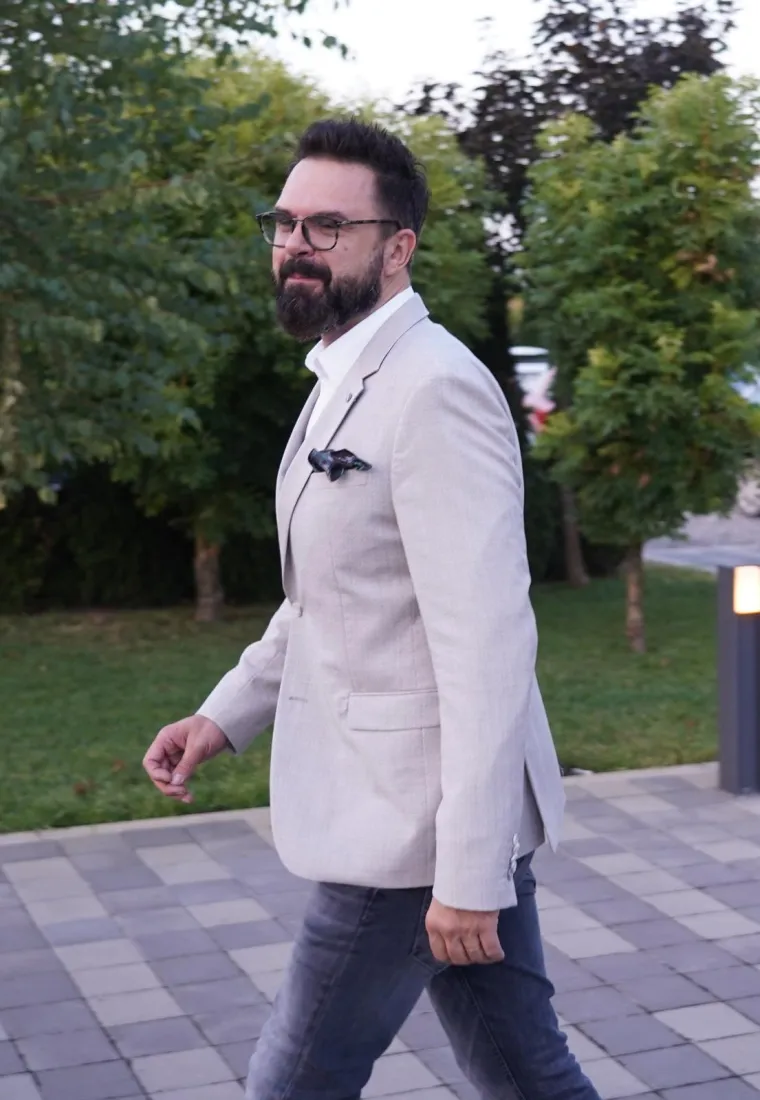 Cure detalji sa svadbe Darka Lazića: Vozili se u 'pili' vrijednoj milijun eura, rezali tortu na sedam katova, a do&scaron;ao im je i Petar Gra&scaron;o