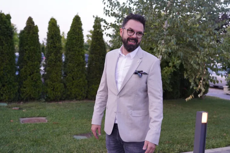 Cure detalji sa svadbe Darka Lazića: Vozili se u 'pili' vrijednoj milijun eura, rezali tortu na sedam katova, a do&scaron;ao im je i Petar Gra&scaron;o