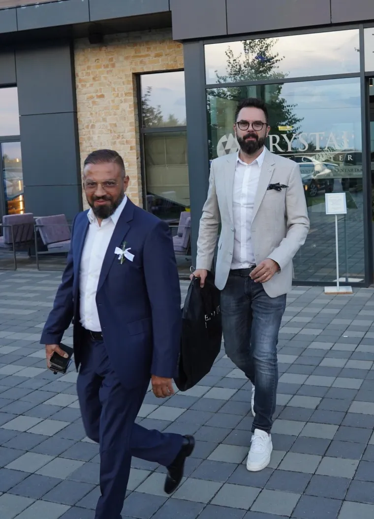 Cure detalji sa svadbe Darka Lazića: Vozili se u 'pili' vrijednoj milijun eura, rezali tortu na sedam katova, a do&scaron;ao im je i Petar Gra&scaron;o