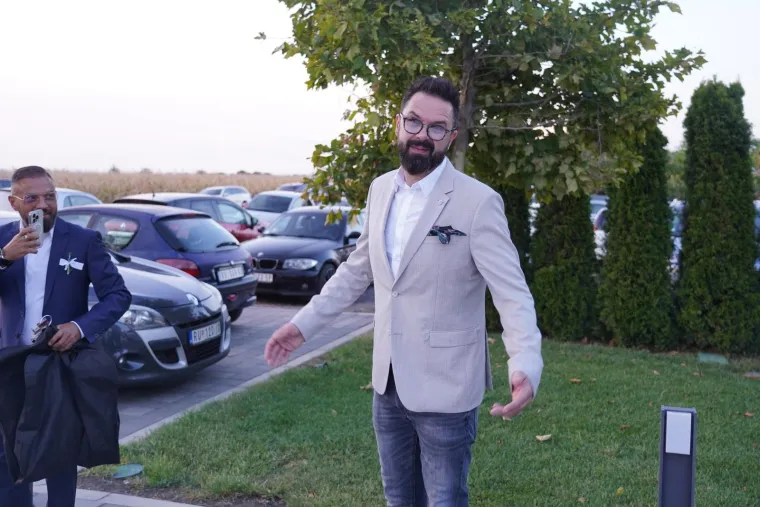 Cure detalji sa svadbe Darka Lazića: Vozili se u 'pili' vrijednoj milijun eura, rezali tortu na sedam katova, a do&scaron;ao im je i Petar Gra&scaron;o