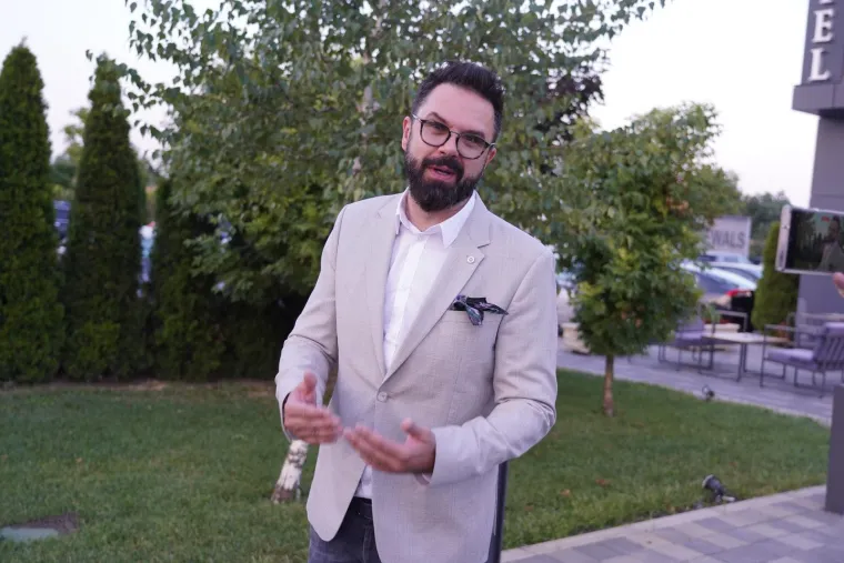 Cure detalji sa svadbe Darka Lazića: Vozili se u 'pili' vrijednoj milijun eura, rezali tortu na sedam katova, a do&scaron;ao im je i Petar Gra&scaron;o