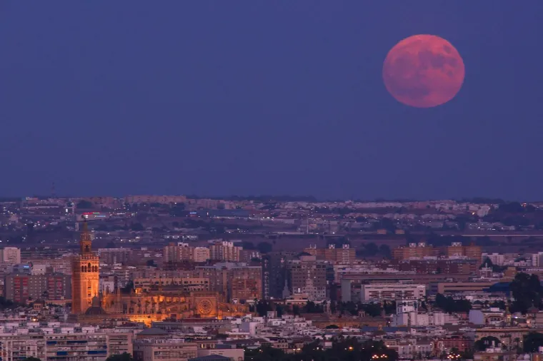 Plavi supermjesec u Sevilli, Španjolskoj