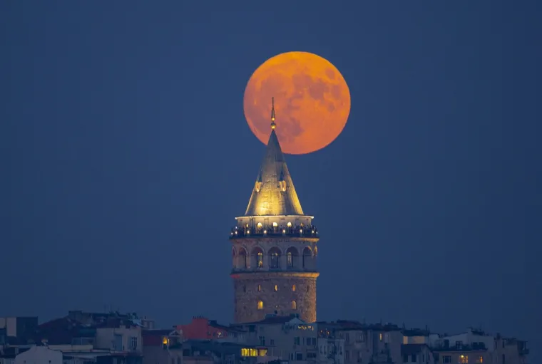 Plavi supermjesec u Istanbulu, Turskoj