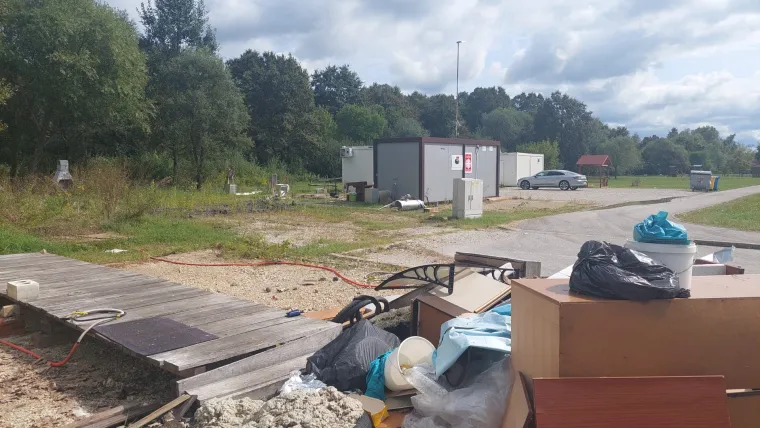 FOTO Došao je i taj dan! Kontejnersko naselje u Sisku napokon se prazni, no ima onih koji još nisu odselili