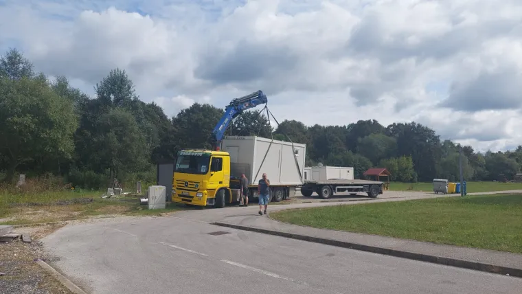 FOTO Došao je i taj dan! Kontejnersko naselje u Sisku napokon se prazni, no ima onih koji još nisu odselili