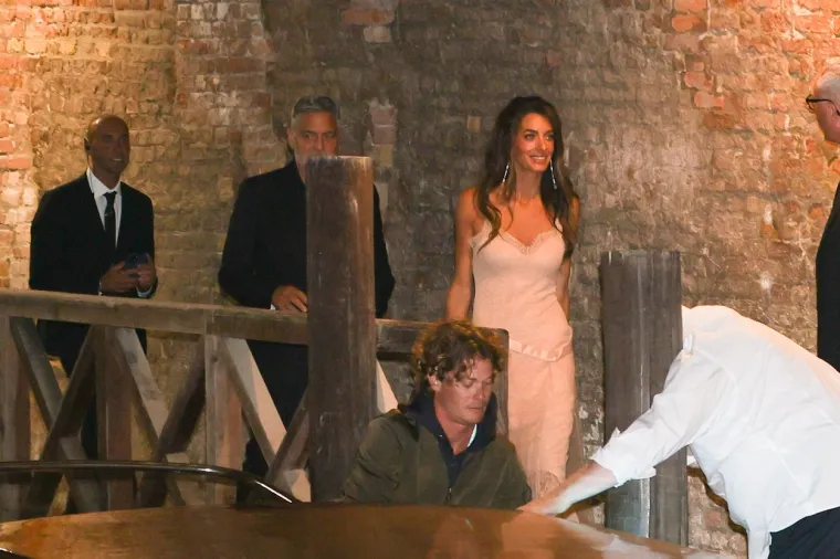 Vrijeme je stalo kad su se pojavili George i Amal Clooney: Ona lijepa i pametna, a on brižan, pažljiv i prezgodan