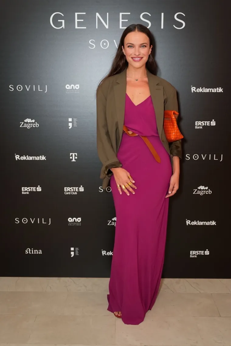 POSTANAK KROZ OČI NENADA SOVILJA &ndash; IZLOŽBA &bdquo;GENESIS&ldquo; ODU&Scaron;EVILA BROJNE POSJETITELJE VEĆ PRVOG DANA