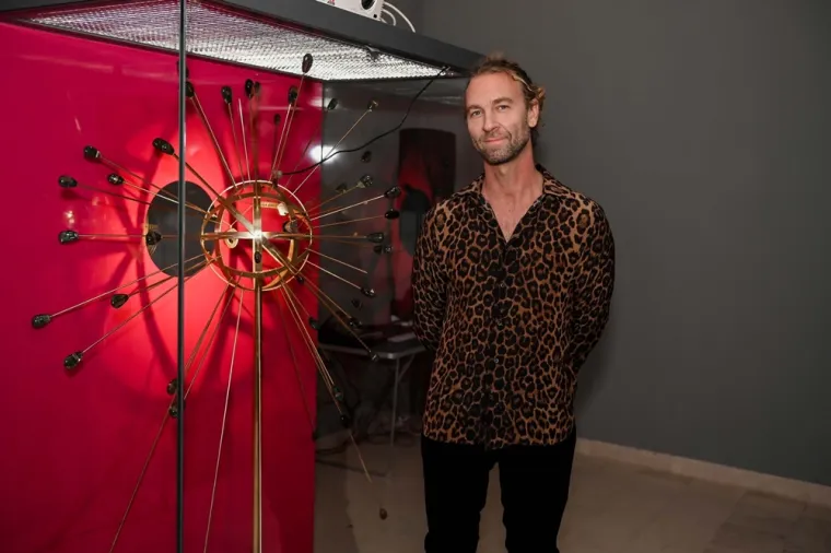 POSTANAK KROZ OČI NENADA SOVILJA &ndash; IZLOŽBA &bdquo;GENESIS&ldquo; ODU&Scaron;EVILA BROJNE POSJETITELJE VEĆ PRVOG DANA