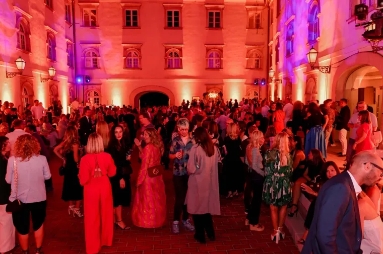 POSTANAK KROZ OČI NENADA SOVILJA &ndash; IZLOŽBA &bdquo;GENESIS&ldquo; ODU&Scaron;EVILA BROJNE POSJETITELJE VEĆ PRVOG DANA