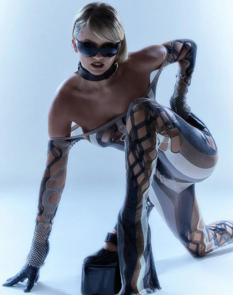 Ljepotica kojom je Instagram opsjednut: Reality zvijezda uvukla se u raspucane mrežaste čarape