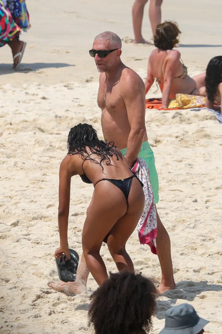 Vincent Cassel i Narah Baptista viđeni kako uživaju na plaži