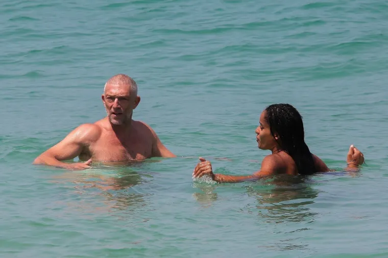 Vincent Cassel i Narah Baptista viđeni kako uživaju na plaži