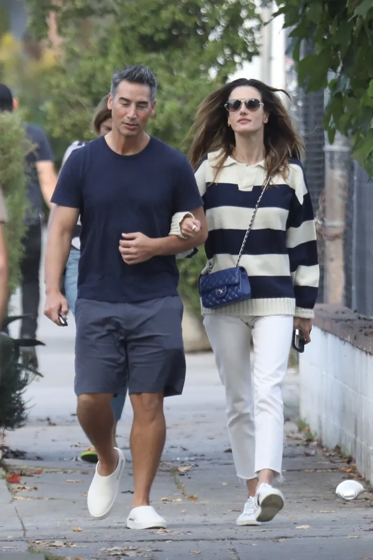 Slavna manekenka uhvaćena u izmjenjivanju nježnosti s 'biv&scaron;im' dečkom: Nisu skidali osmijeh s lica, a zatim je uslijedio filmski poljubac!