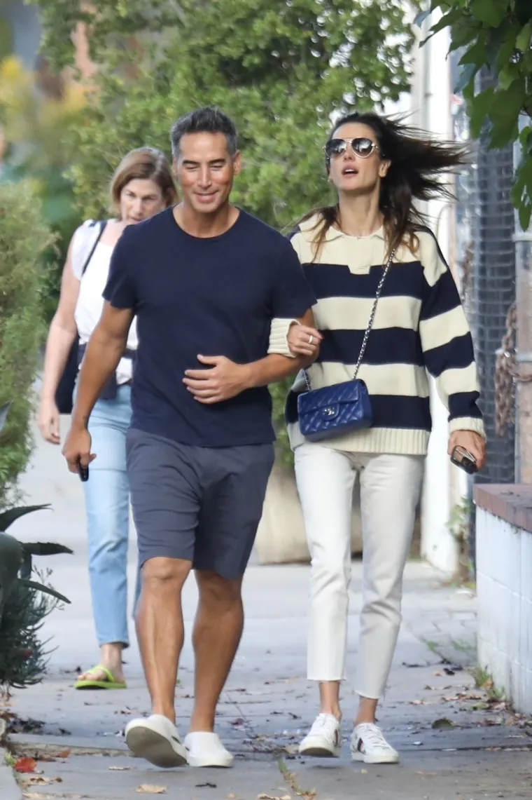 Slavna manekenka uhvaćena u izmjenjivanju nježnosti s 'biv&scaron;im' dečkom: Nisu skidali osmijeh s lica, a zatim je uslijedio filmski poljubac!