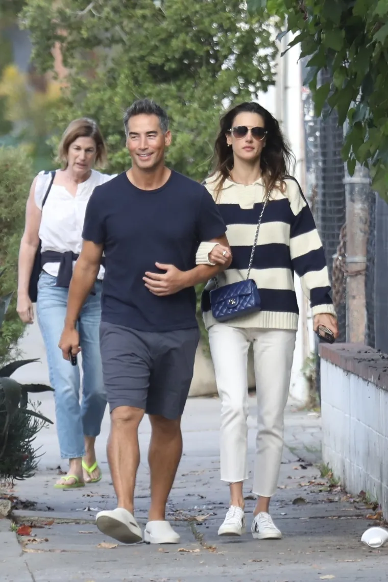 Slavna manekenka uhvaćena u izmjenjivanju nježnosti s 'biv&scaron;im' dečkom: Nisu skidali osmijeh s lica, a zatim je uslijedio filmski poljubac!