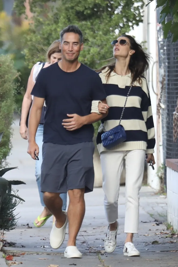 Slavna manekenka uhvaćena u izmjenjivanju nježnosti s 'biv&scaron;im' dečkom: Nisu skidali osmijeh s lica, a zatim je uslijedio filmski poljubac!