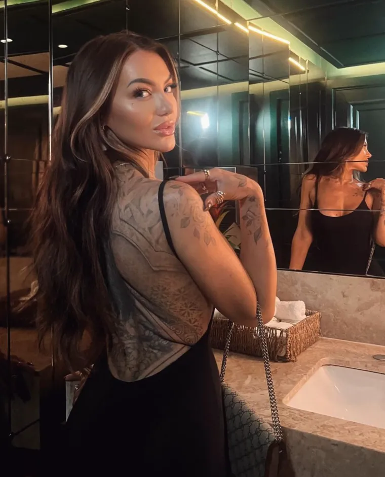 Tetovira za novac, objavljuje seksi slike za gušt: Reality zvijezda je zločesta cura, pogledajte gdje ima tetovažu