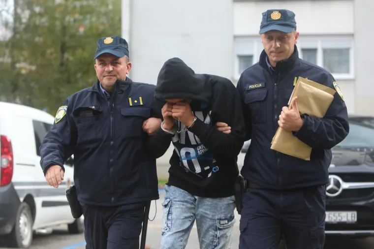 Dvojica smrtno stradalih mu&scaron;karaca na motociklu u jučera&scaron;njoj prometnoj nesreći na autocesti A-1 državljani su Nepala, jedan ima 26, a drugi 24 godine, potvrdilo je to karlovačko Županijsko državno odvjetni&scaron;tvo. Nakon &scaron;to ih je u naletu oborio vozač bijelog kombija, na tijelo stradalnika naletjela su jo&scaron; dva osobna vozila, te su na mjestu podlegli ozljedama. Nesreća se dogodila na autocesti A-1, oko pet kilometara dalje u smjeru juga nakon čvora Gospić.