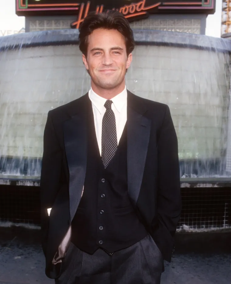 Matthew Perry započeo je svoju bitku s ovisnošću o drogama nakon što je doživio nesreću na skijanju na snimanju filma When Fools Rush In 1997. Liječnik mu je prepisao lijek protiv bolova, no budući da se radi o supstanci koja izaziva veliku ovisnost, Perryjeva je uporaba eskalirala do uzimanja 55 tableta.