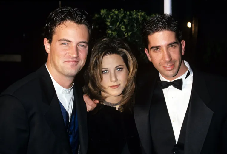  Jennifer Aniston, suočila se s Perryjem o njegovim navikama na snimanju sitcoma. “Znam da piješ, rekla je”, napisao je. “Odavno sam je prebolio – otkako je počela izlaziti s Bradom Pittom, bilo mi je dobro – i razradio sam točno koliko dugo ću je gledati, a da to ne bude neugodno. No svejedno, suočiti se s Jennifer Aniston bilo je porazno. I bio sam zbunjen.”