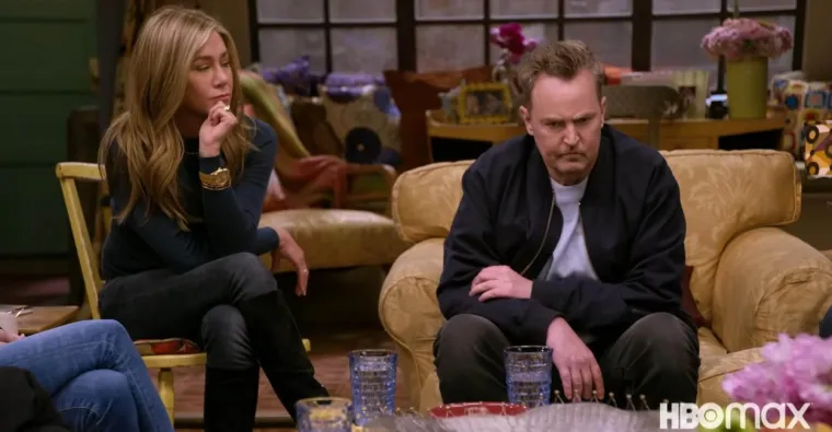 Tijekom ponovnog okupljanja Prijatelja, Perryju su se pridružili njegovi biv&scaron;i članovi glumačke ekipe Jennifer Aniston, Courteney Cox, Lisa Kudrow, Matt LeBlanc i David Schwimmer u nenapisanoj epizodi ponovnog okupljanja, koja je stigla na HBO Max 27. svibnja 2021. Tijekom specijala, Perry bio je primjetno ti&scaron;i od mnogih svojih biv&scaron;ih kolega&mdash;a kad bi i progovorio, bilo je trenutaka u kojima je zvučalo kao da mu je govor nerazgovjetan.